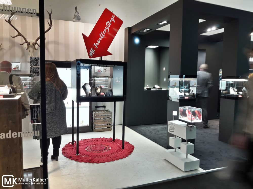 MK Jewellery Stage Schmuckvitrine Inszenierung mit LED-Beleuchtung