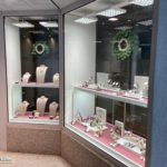 Optimale Beleuchtung im Schaufenster von Juwelier Horz mit MK OptiLight Window Modulen