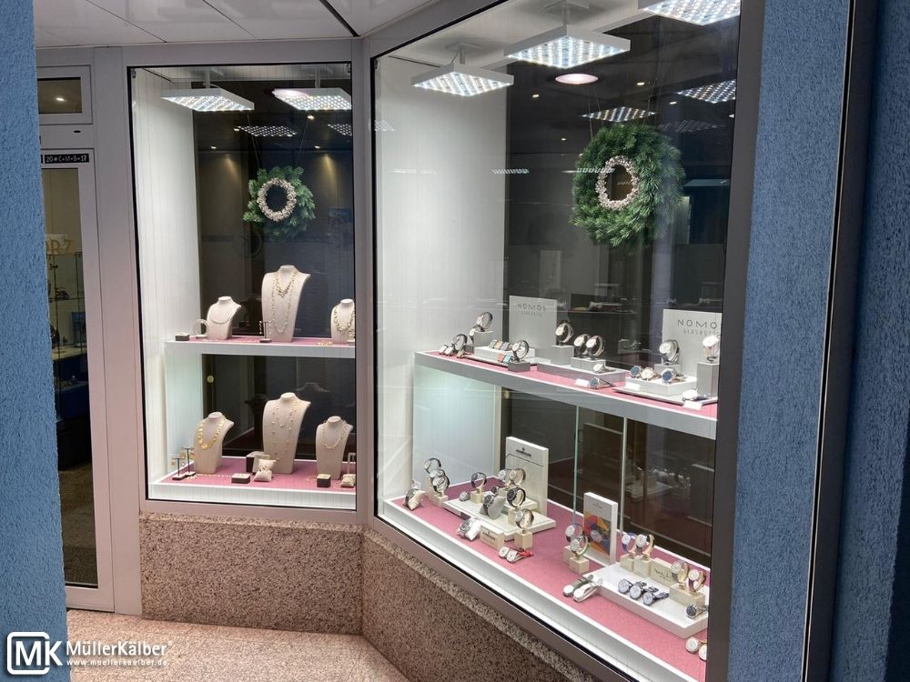 Optimale Beleuchtung im Schaufenster von Juwelier Horz mit MK OptiLight Window Modulen