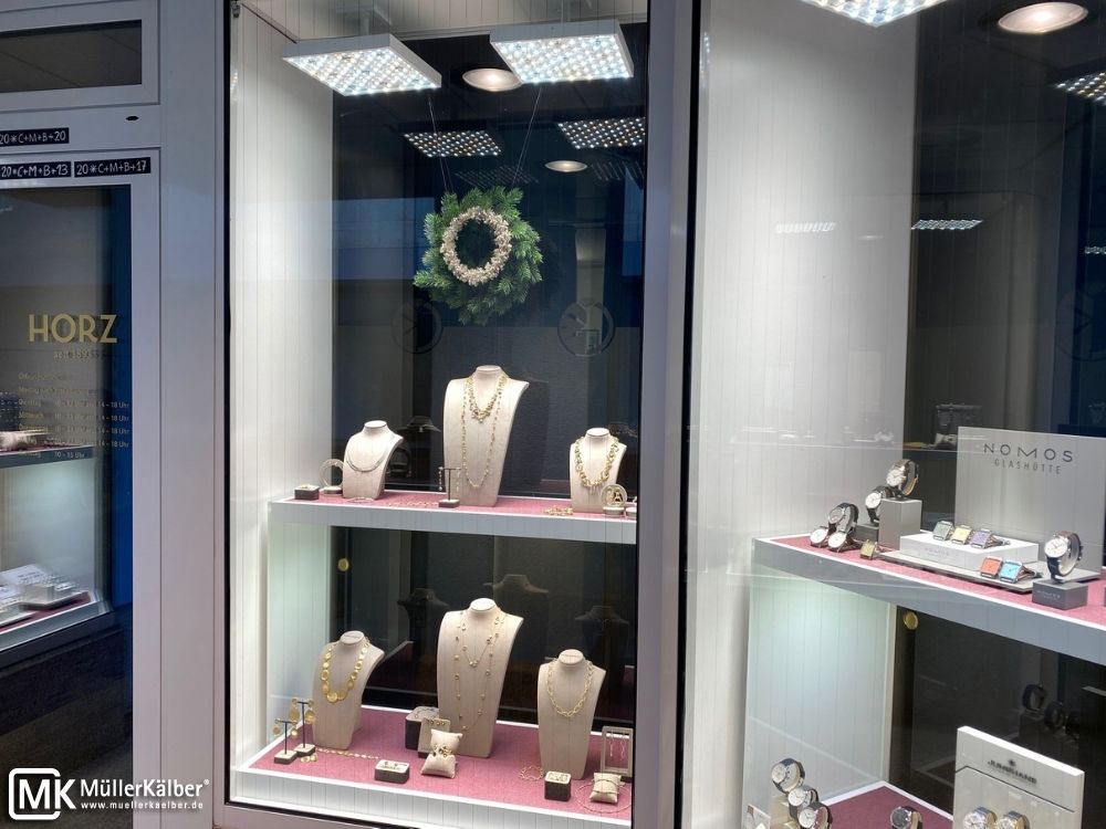 Optimale Beleuchtung im Schaufenster von Juwelier Horz mit MK OptiLight Window Modulen