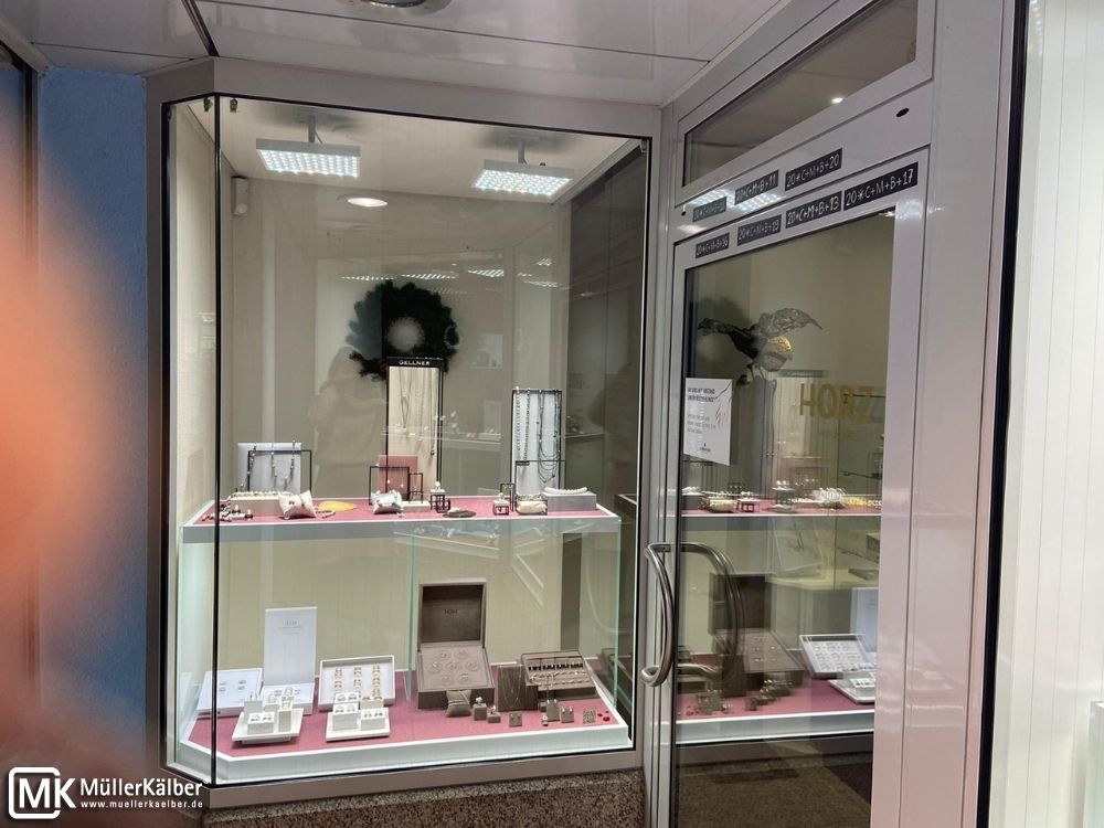 Optimale Beleuchtung im Schaufenster von Juwelier Horz mit MK OptiLight Window Modulen