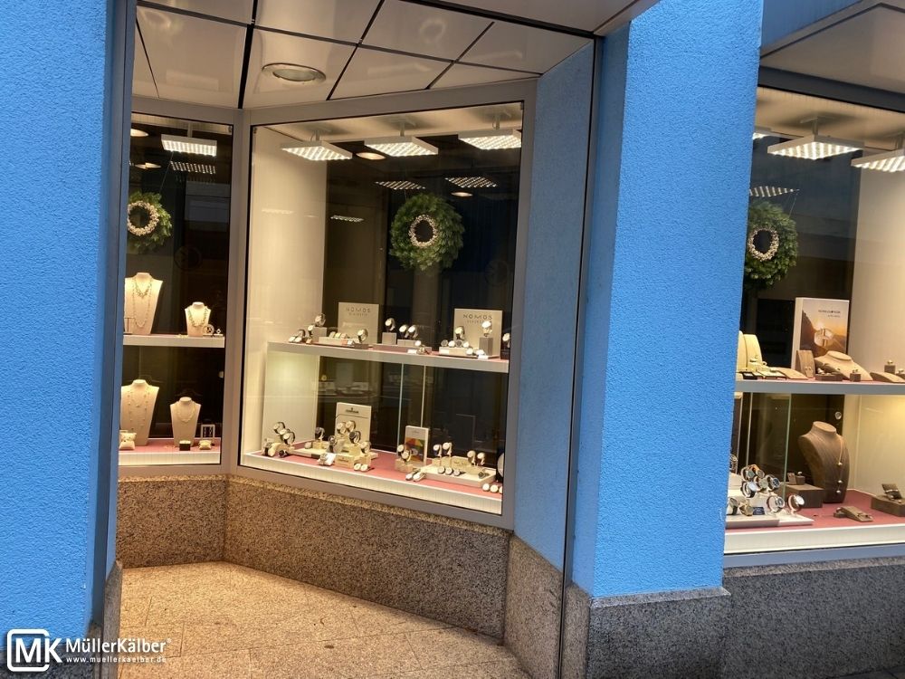 Optimale Beleuchtung im Schaufenster von Juwelier Horz mit MK OptiLight Window Modulen