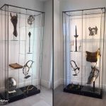 Museumsvitrine mit Glasfachböden
