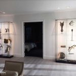 Museumsvitrine mit Glasfachböden