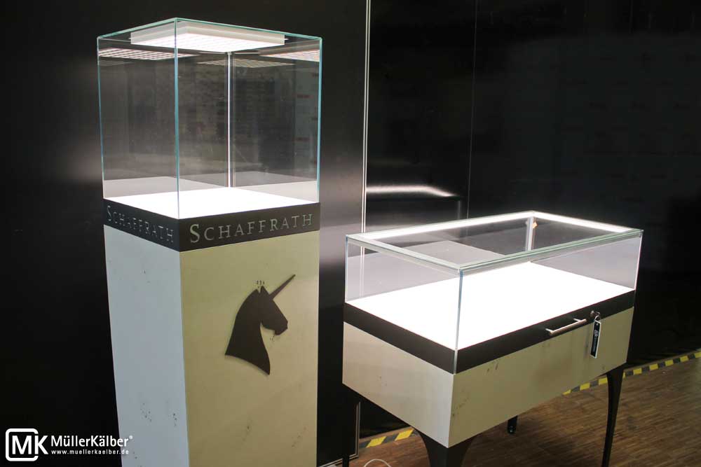 Shop-in-Shop-Vitrinen Schaffrath, Sockelvitrine und Tischvitrine