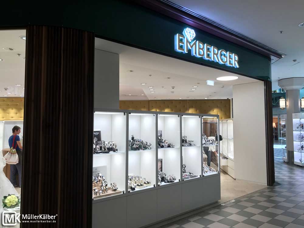 Schaufenster- und Thekenvitrinen bei Emberger Schmuck