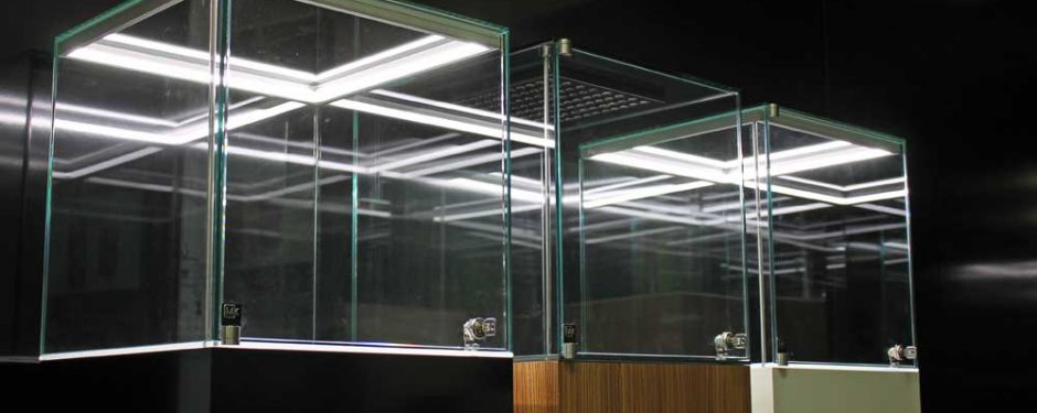 MK 600 Sockelvitrine mit Vitrinenbeleuchtung MK OptiLight 04FOR, Schmuckvitrine