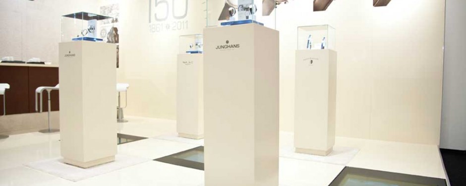 Messevitrinen Hubvitrine auf dem Messestand von Junghans