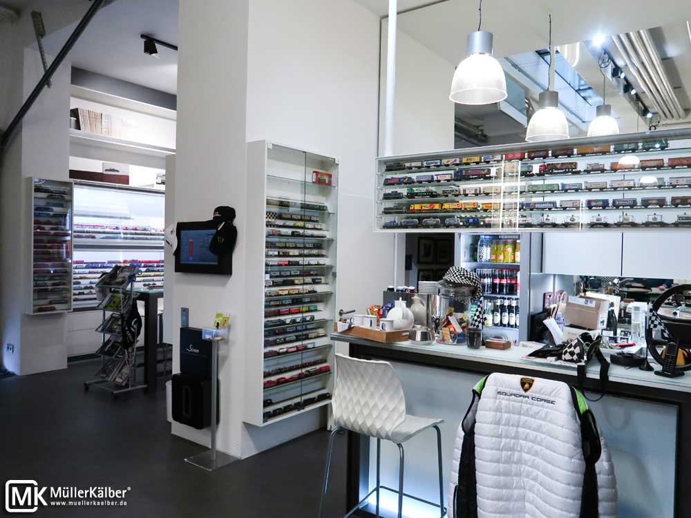 Motorsportlounge - Vitrinen für Modelle